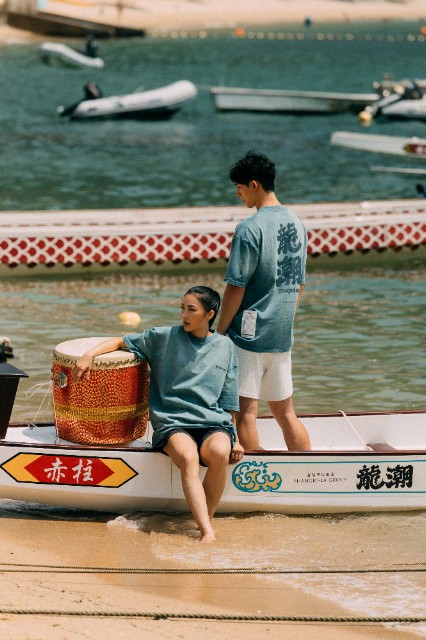 1781234672678047.jpg 3. 香格里拉与香港本土潮流品牌联名推出“龙潮 Dragonbeat”限定系列T恤,将节庆文化融入日常生活.jpg
