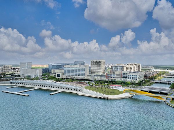 上海临港雅辰酒店耀世启幕 滴水湖畔新地标探索高端旅居新体验