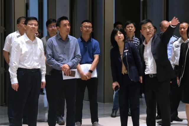 市委副书记、政法委书记钟关华在宁波国际会议中心实地检查中国—中东欧国家博览会筹办工作落实情况
